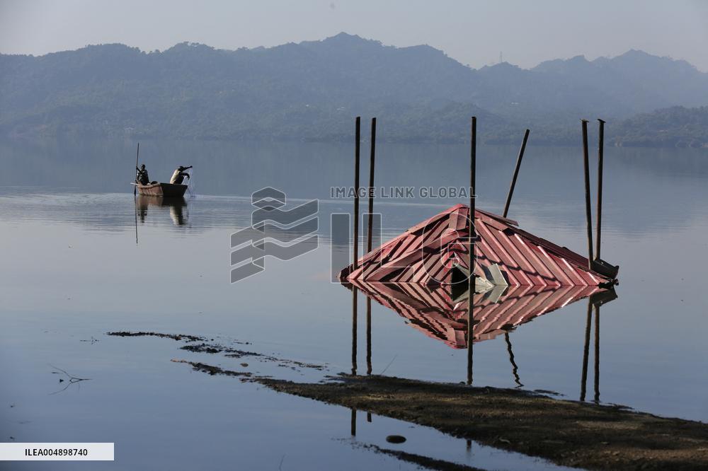 Fishermen in Phangota Lake - India
