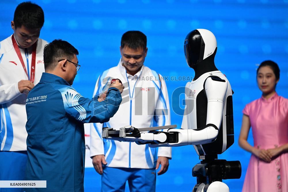 Humanoid Robot Appears At Boxing Awards - Shenzhen