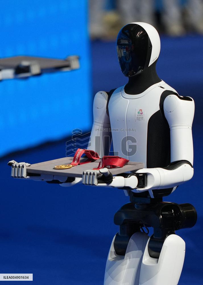 Humanoid Robot Appears At Boxing Awards - Shenzhen