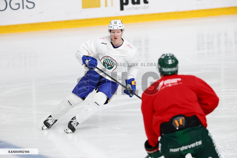 RASMUS DAHLIN TRAINS WITH FRÖLUNDA IN SWEDEN