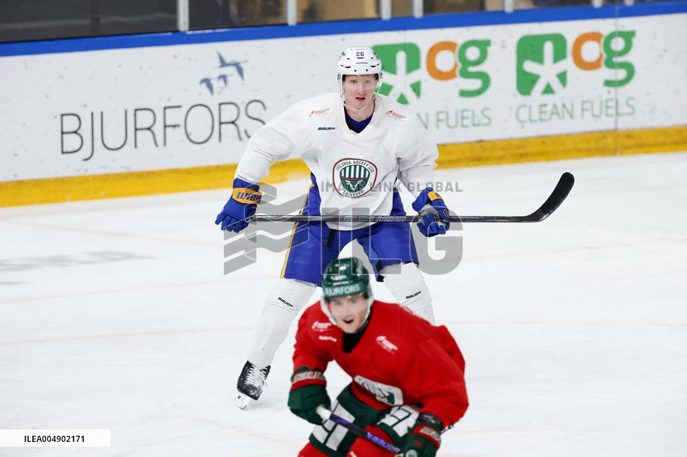 RASMUS DAHLIN TRAINS WITH FRÖLUNDA IN SWEDEN