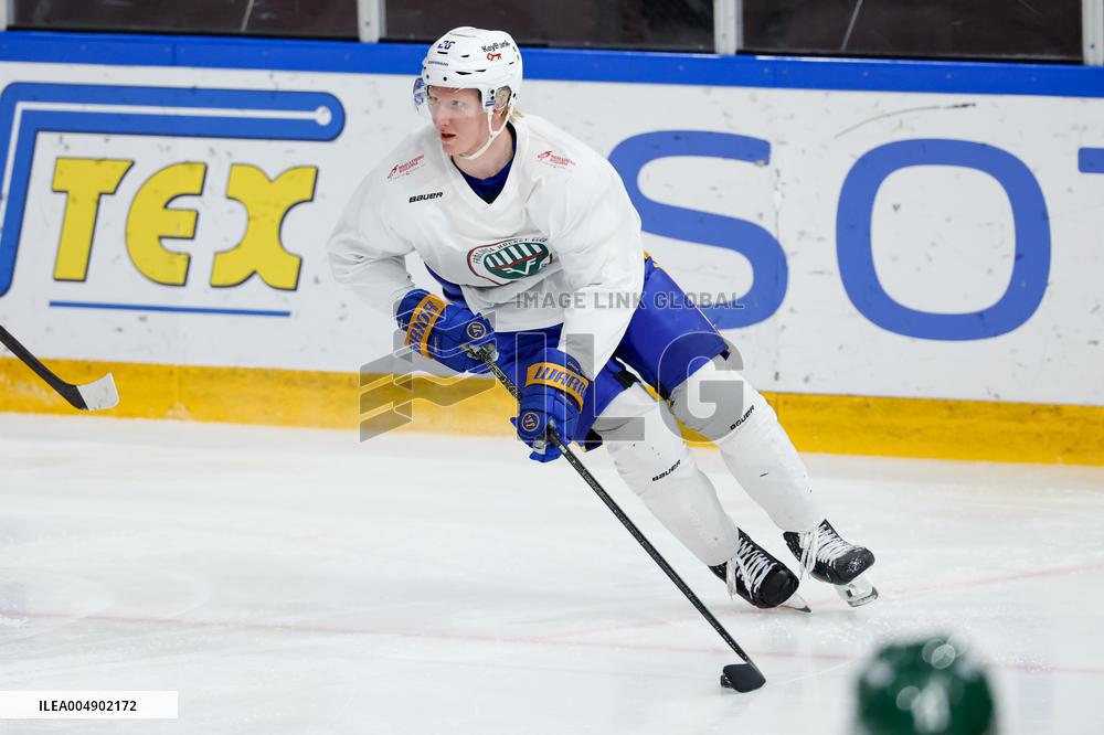 RASMUS DAHLIN TRAINS WITH FRÖLUNDA IN SWEDEN