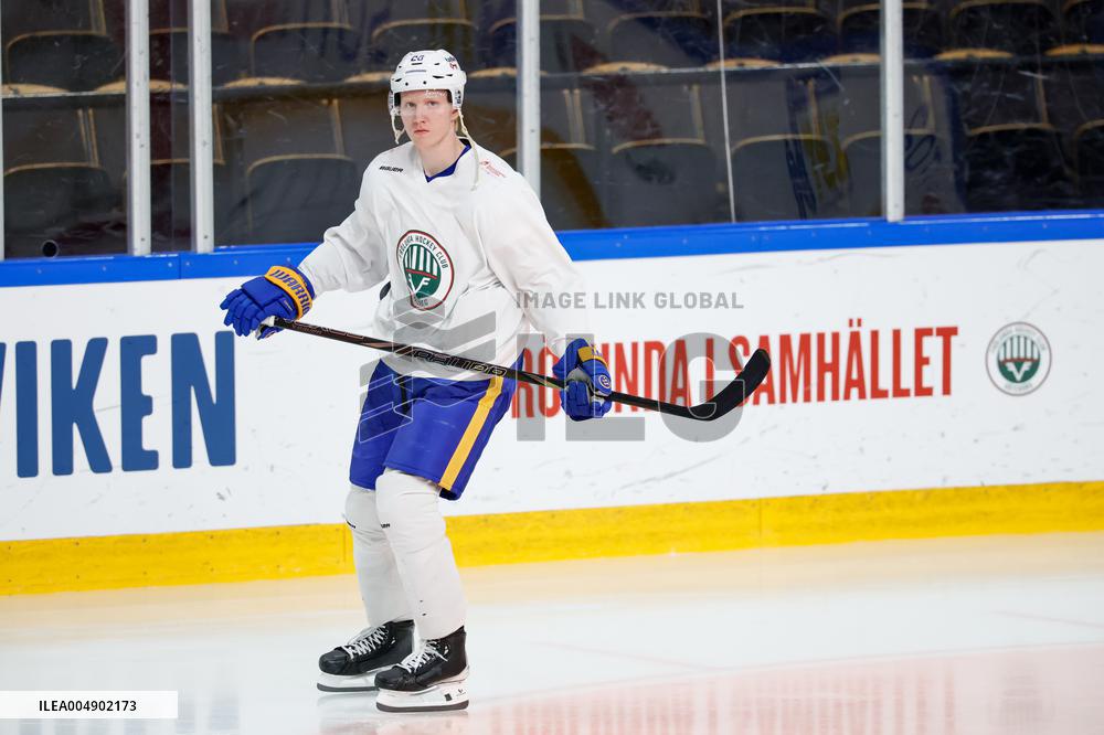 RASMUS DAHLIN TRAINS WITH FRÖLUNDA IN SWEDEN