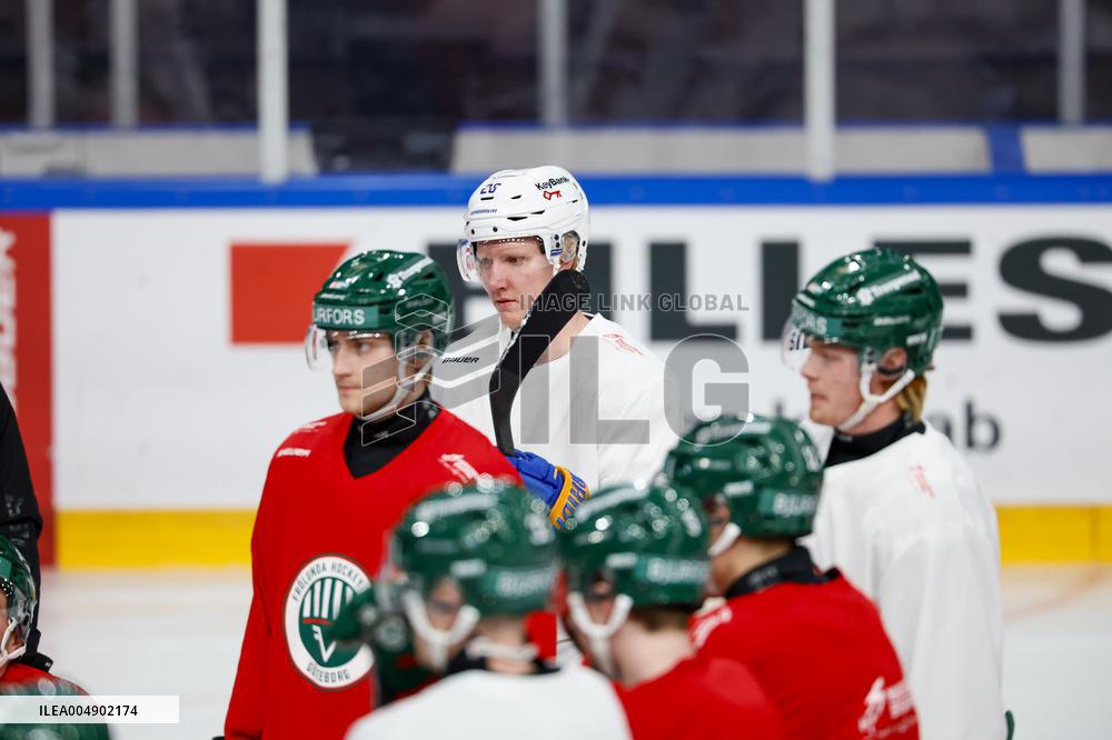 RASMUS DAHLIN TRAINS WITH FRÖLUNDA IN SWEDEN