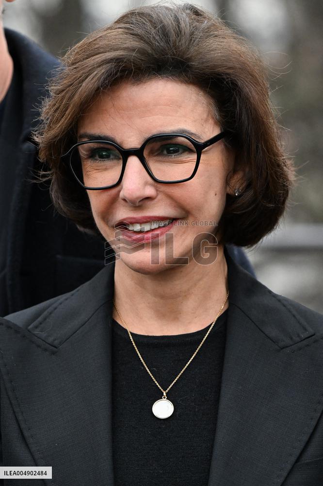 Celebration Marks 475 Years of Parisian Booksellers - France