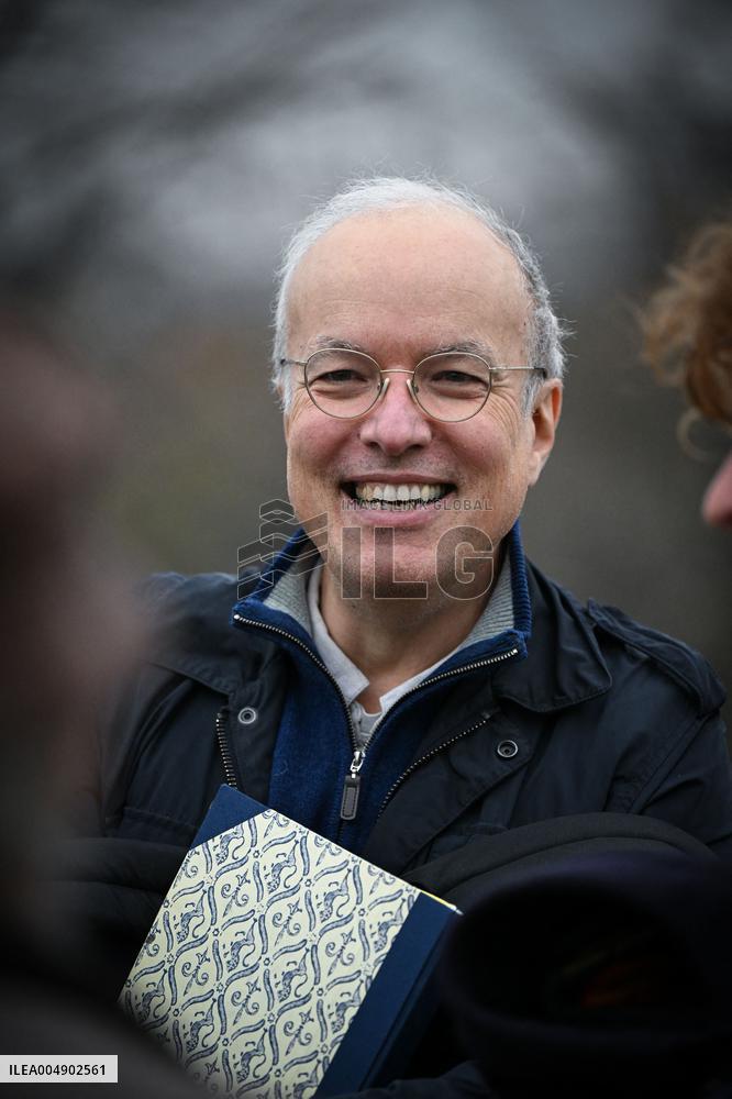 Celebration Marks 475 Years of Parisian Booksellers - France