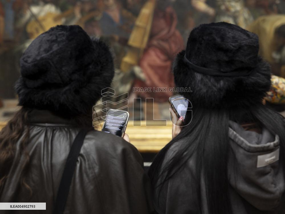 Atmosphere Around Louvres Museum Following Robbery - Paris
