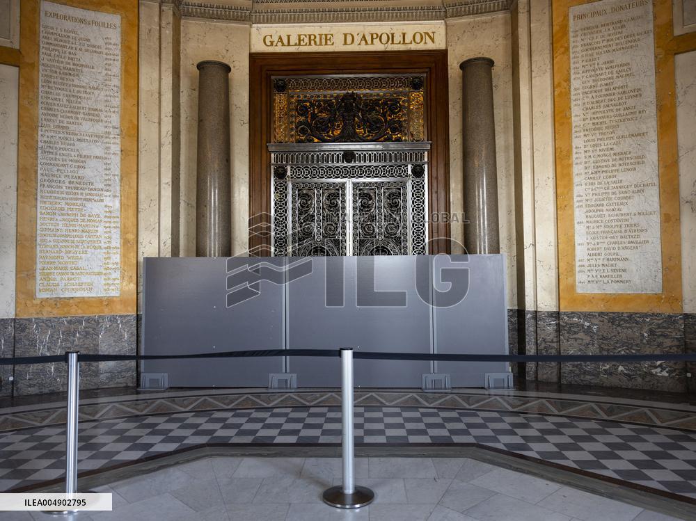 Atmosphere Around Louvres Museum Following Robbery - Paris