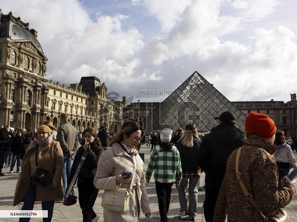 Atmosphere Around Louvres Museum Following Robbery - Paris
