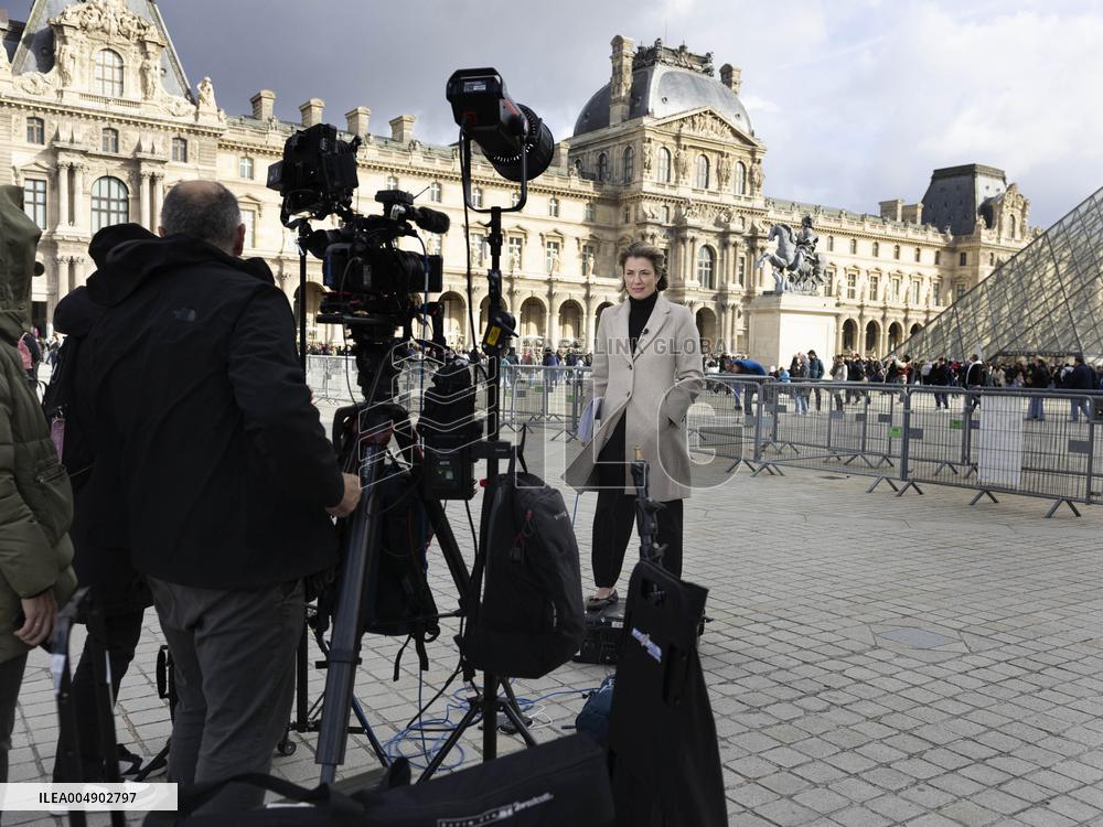 Atmosphere Around Louvres Museum Following Robbery - Paris