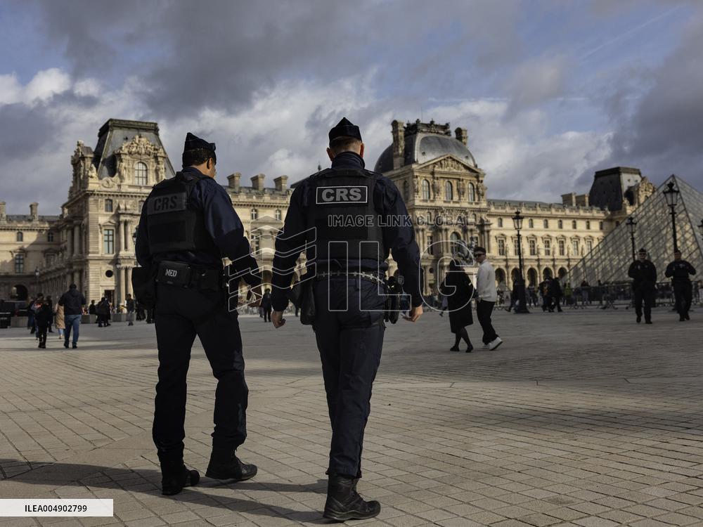 Atmosphere Around Louvres Museum Following Robbery - Paris