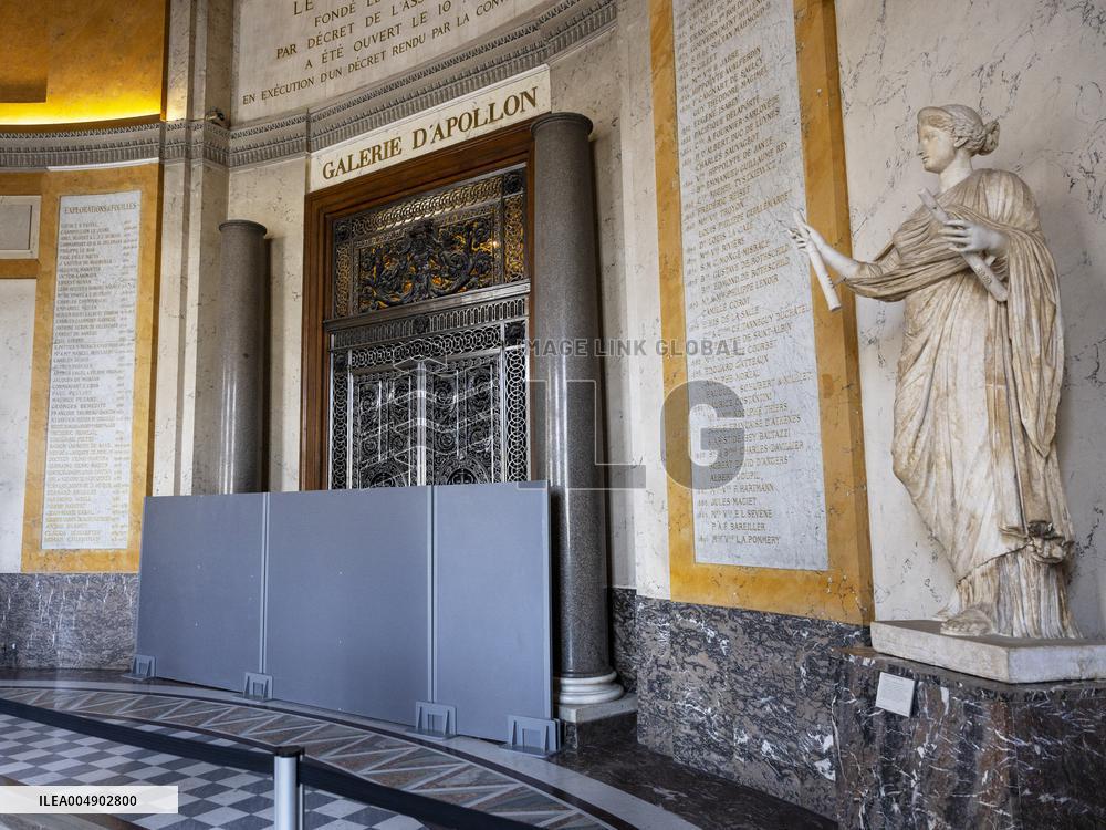 Atmosphere Around Louvres Museum Following Robbery - Paris