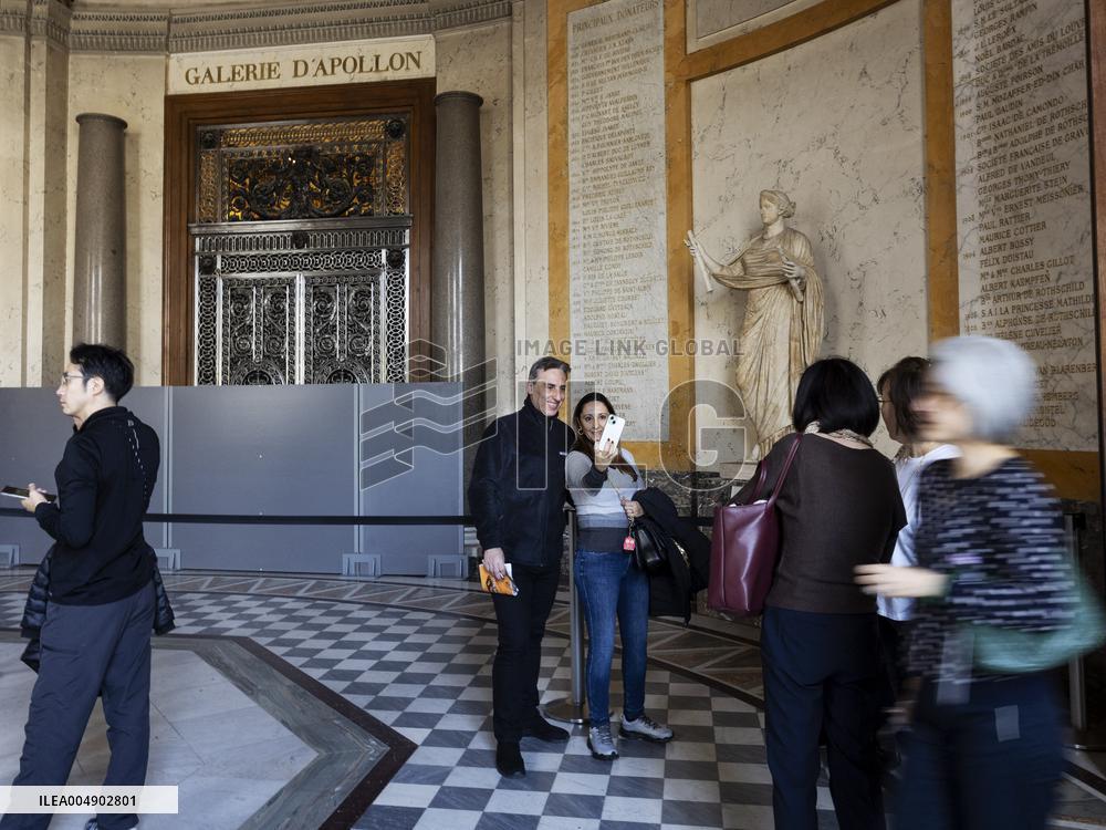 Atmosphere Around Louvres Museum Following Robbery - Paris