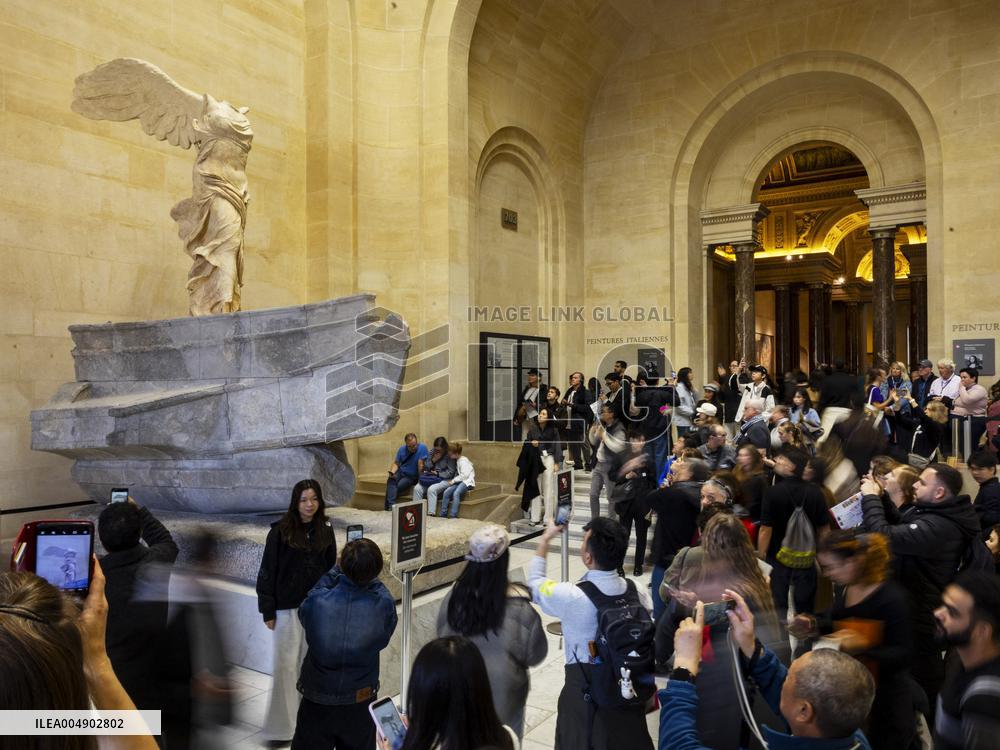 Atmosphere Around Louvres Museum Following Robbery - Paris