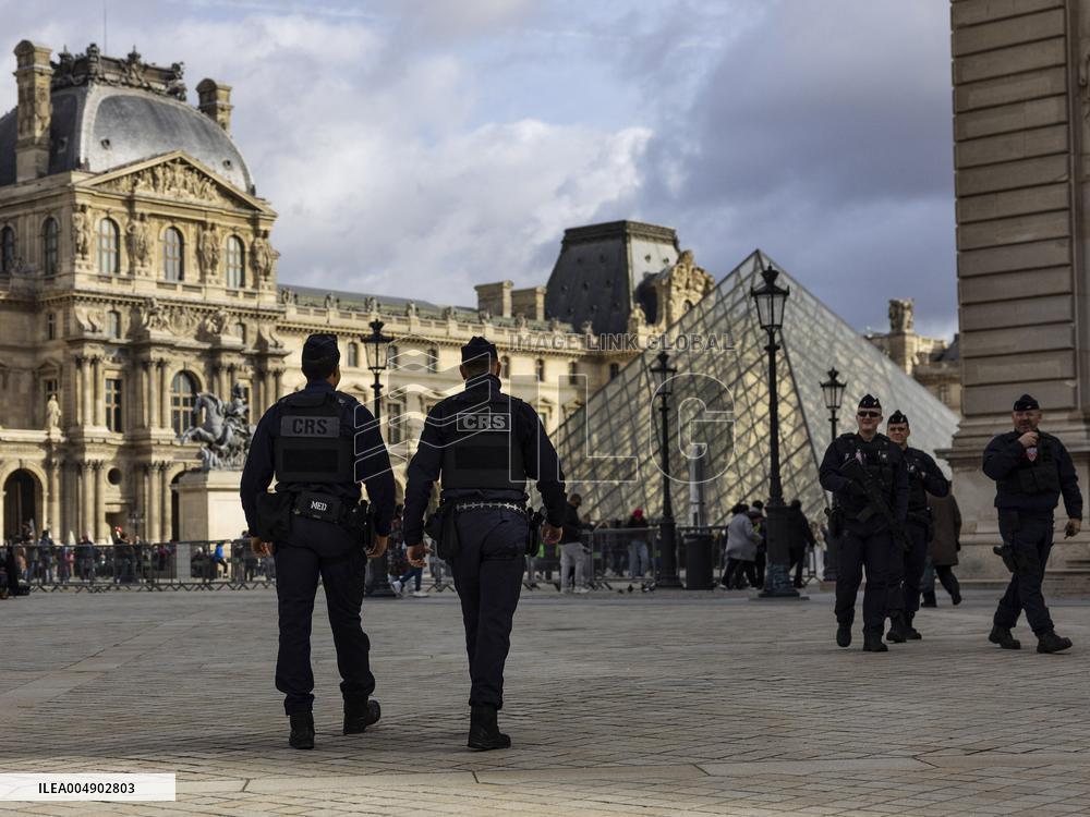 Atmosphere Around Louvres Museum Following Robbery - Paris