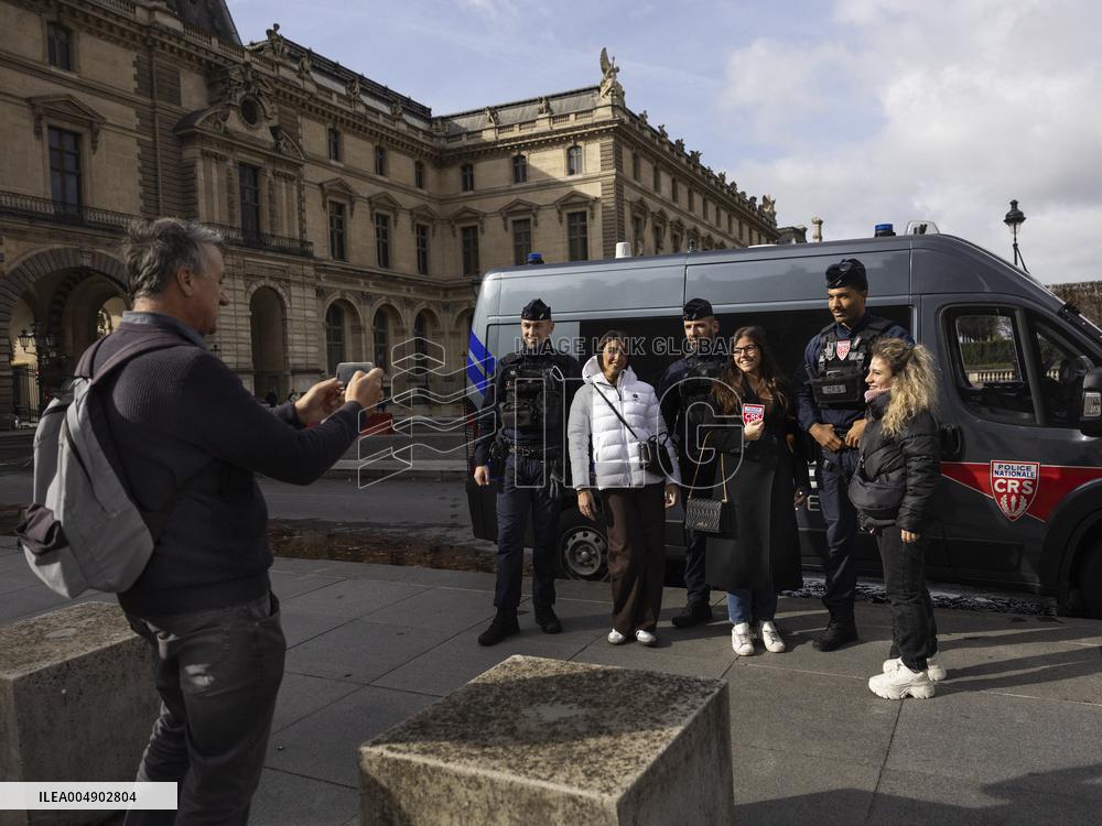 Atmosphere Around Louvres Museum Following Robbery - Paris