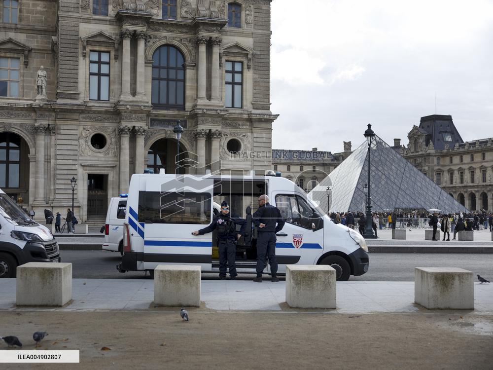 Atmosphere Around Louvres Museum Following Robbery - Paris