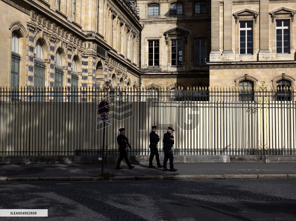 Atmosphere Around Louvres Museum Following Robbery - Paris