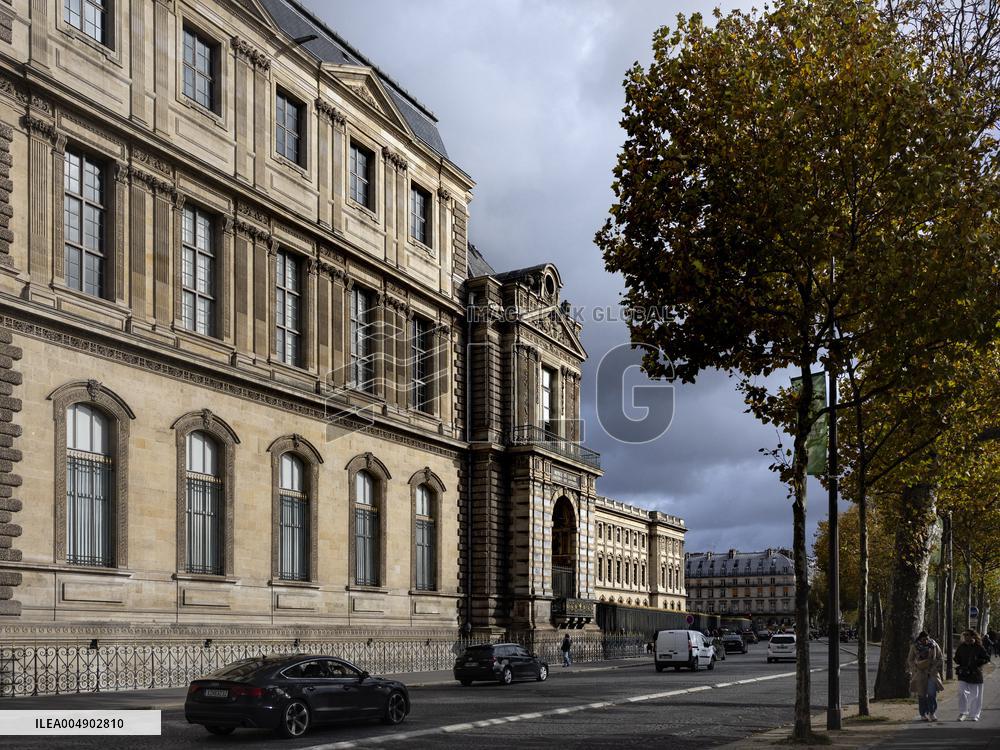 Atmosphere Around Louvres Museum Following Robbery - Paris