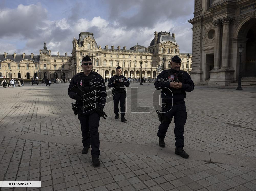 Atmosphere Around Louvres Museum Following Robbery - Paris