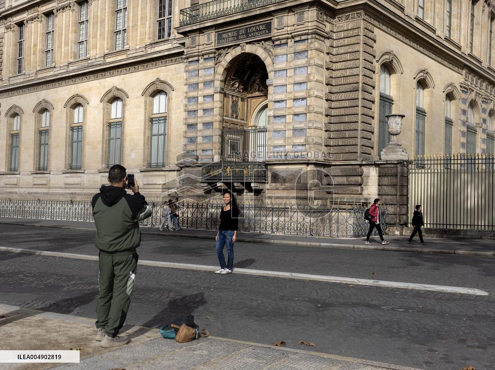 Atmosphere Around Louvres Museum Following Robbery - Paris