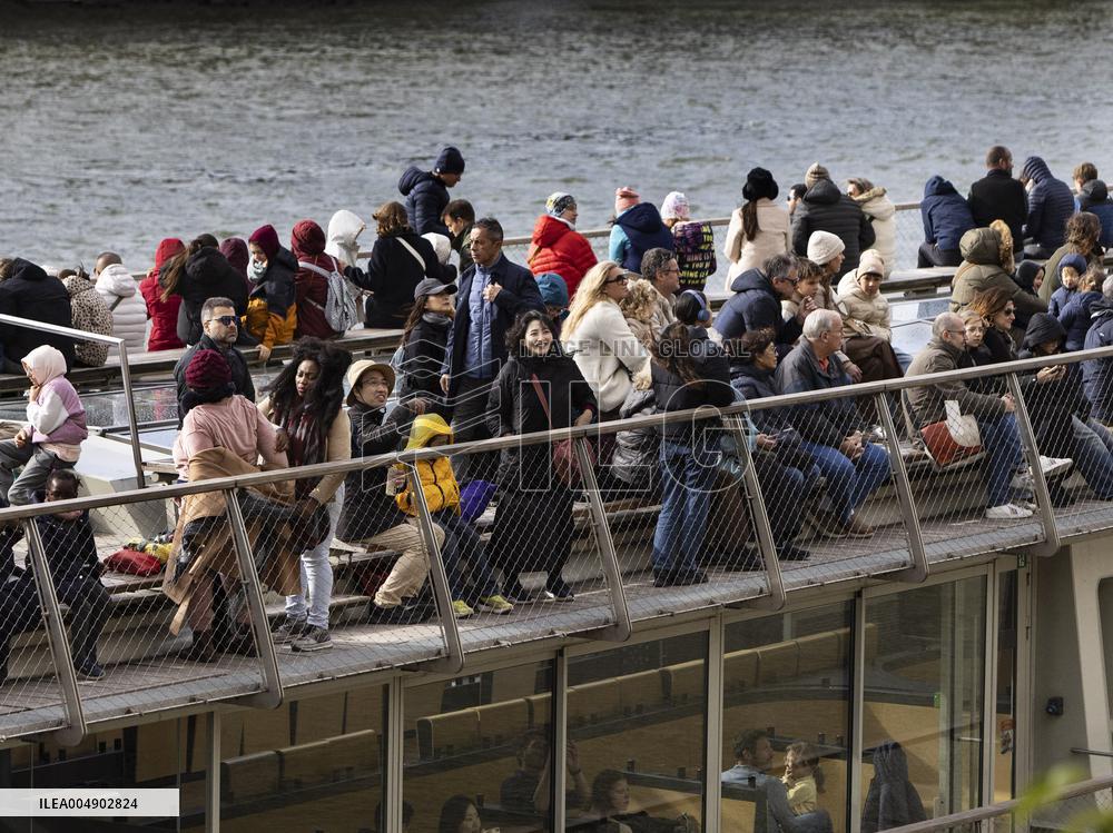 Atmosphere Around Louvres Museum Following Robbery - Paris