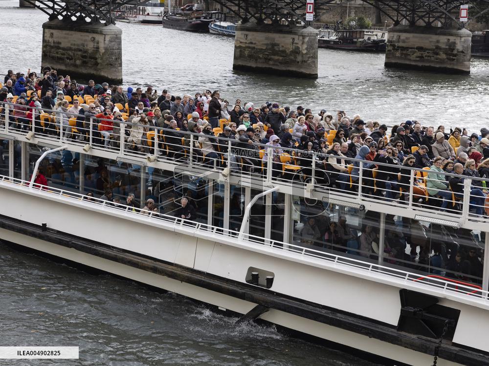 Atmosphere Around Louvres Museum Following Robbery - Paris