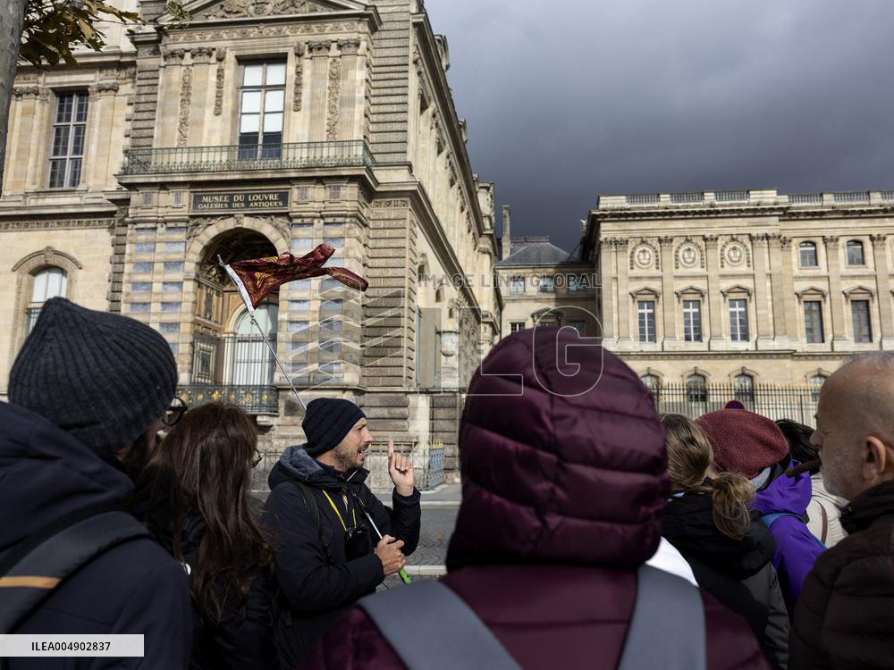 Atmosphere Around Louvres Museum Following Robbery - Paris