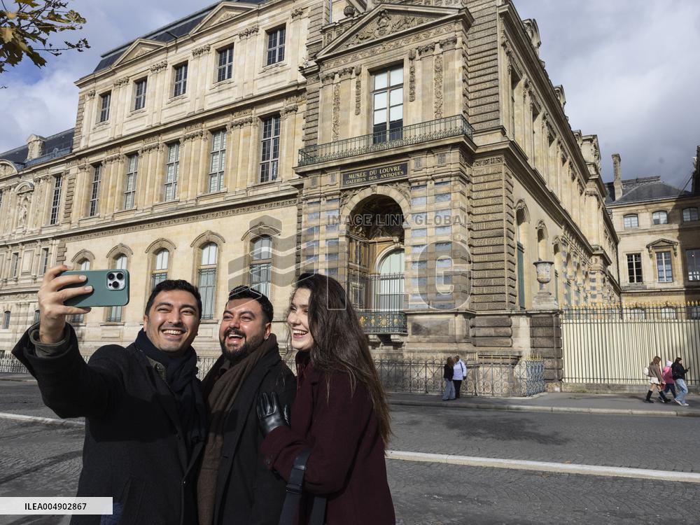 Atmosphere Around Louvres Museum Following Robbery - Paris