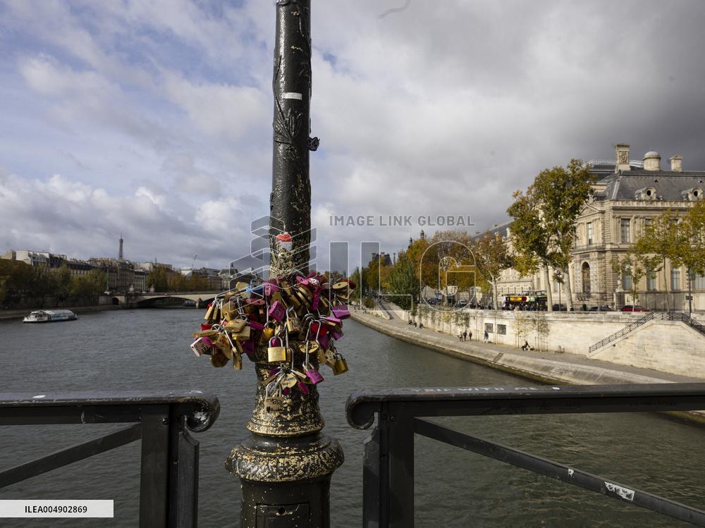 Atmosphere Around Louvres Museum Following Robbery - Paris