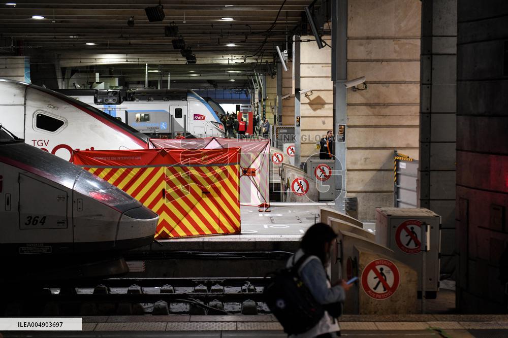 Illustrations Following Police Man Shooting Man Armed With Knife At Montparnasse Train Station - Paris