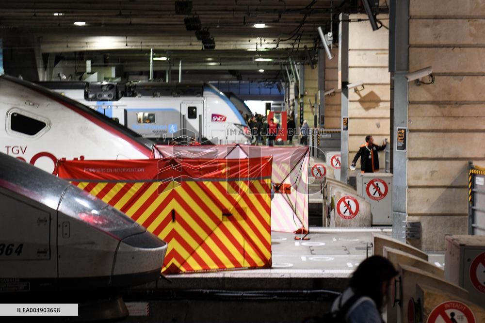 Illustrations Following Police Man Shooting Man Armed With Knife At Montparnasse Train Station - Paris