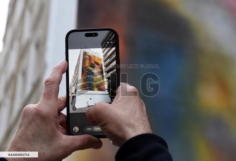 Mural Painting In Tribute To The Victims Of The 13 November Attacks - Paris
