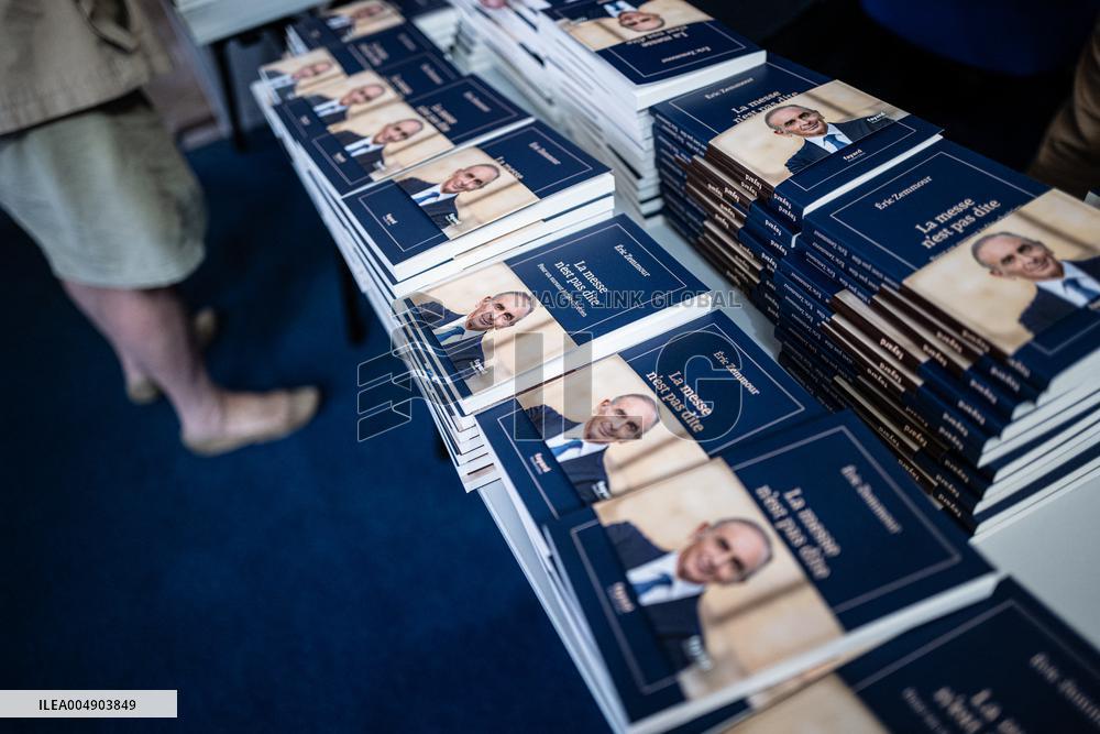 Book signing of Eric Zemmour - Bordeaux