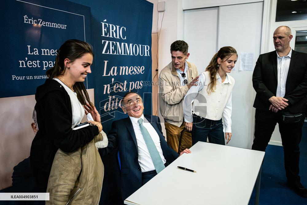 Book signing of Eric Zemmour - Bordeaux