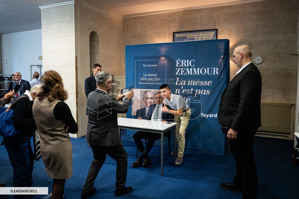 Book signing of Eric Zemmour - Bordeaux