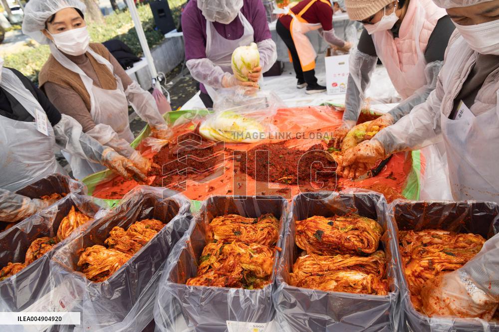 People make Kimchi at the Jogyesa temple - Seoul