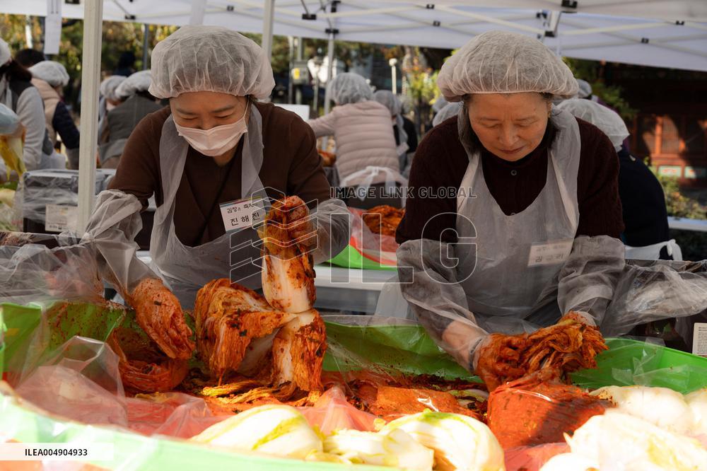 People make Kimchi at the Jogyesa temple - Seoul