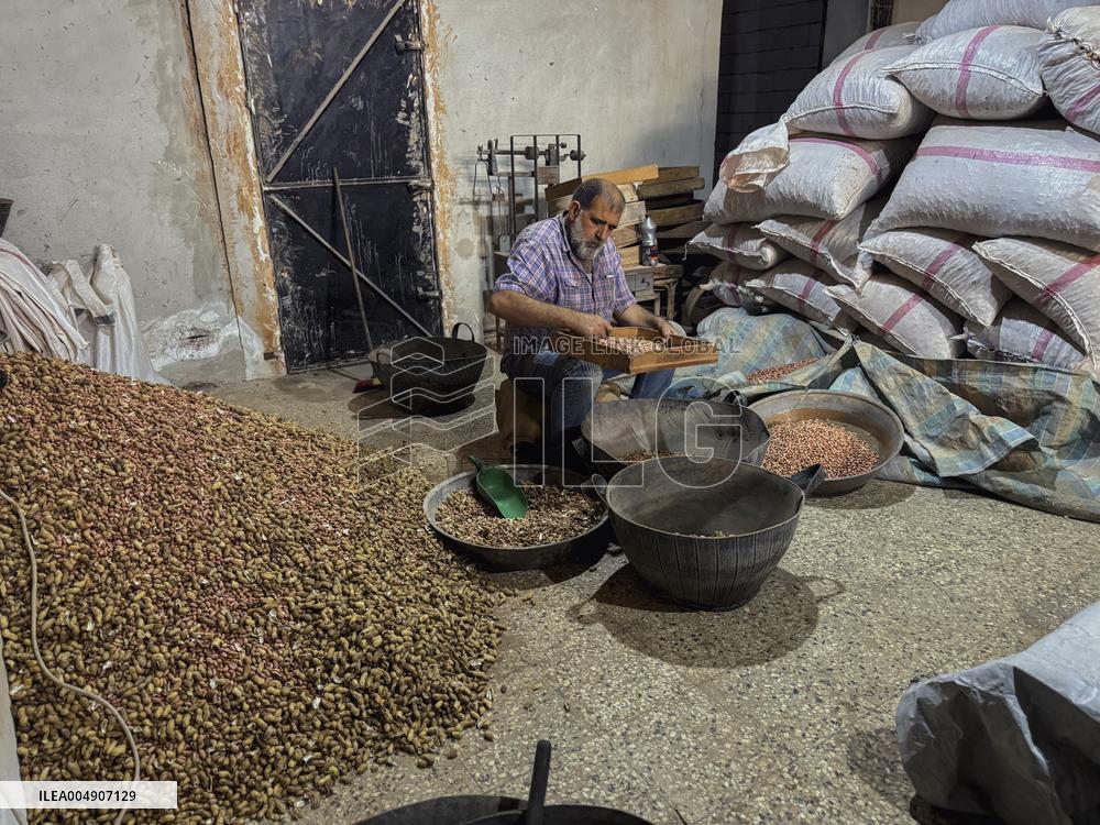 Peanut Seller Returns To Ariha - Syria