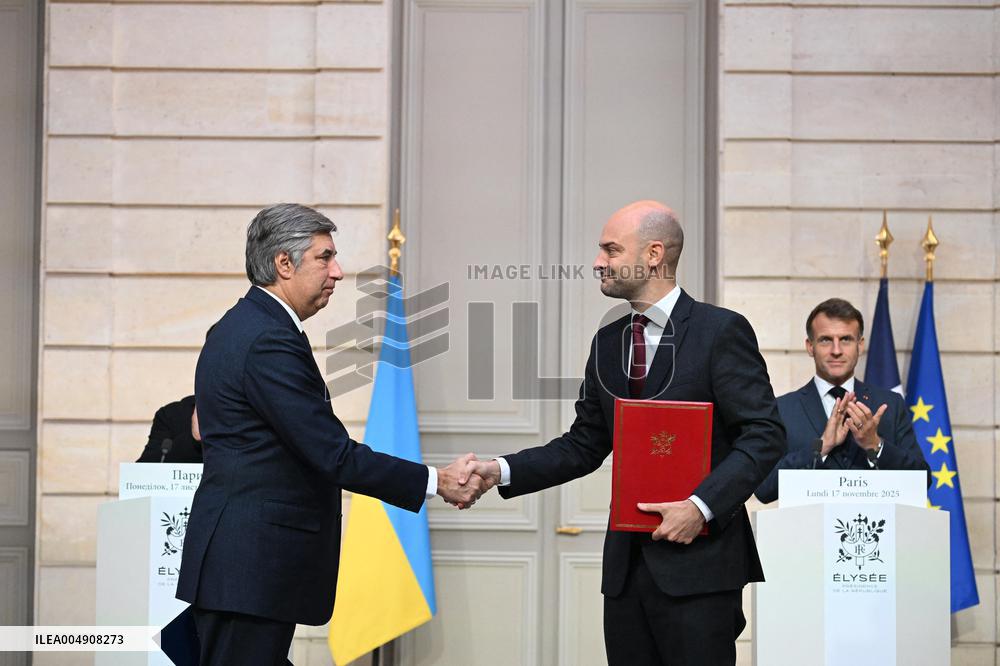 Emmanuel Macron Meets Volodymyr Zelensky - Press Conference