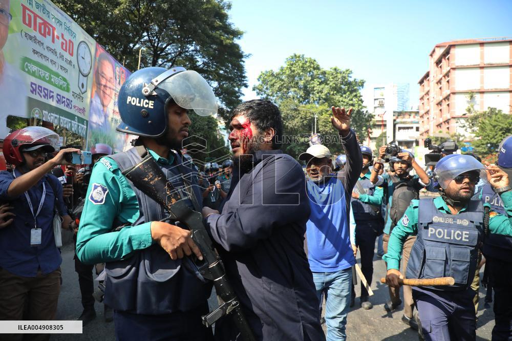 Clashes Outside the International Criminal Court - Dhaka