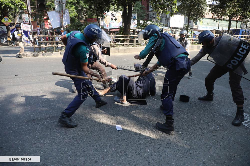 Clashes Outside the International Criminal Court - Dhaka