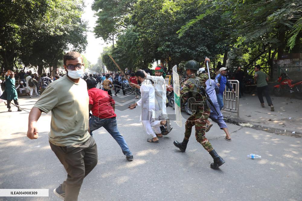Clashes Outside the International Criminal Court - Dhaka