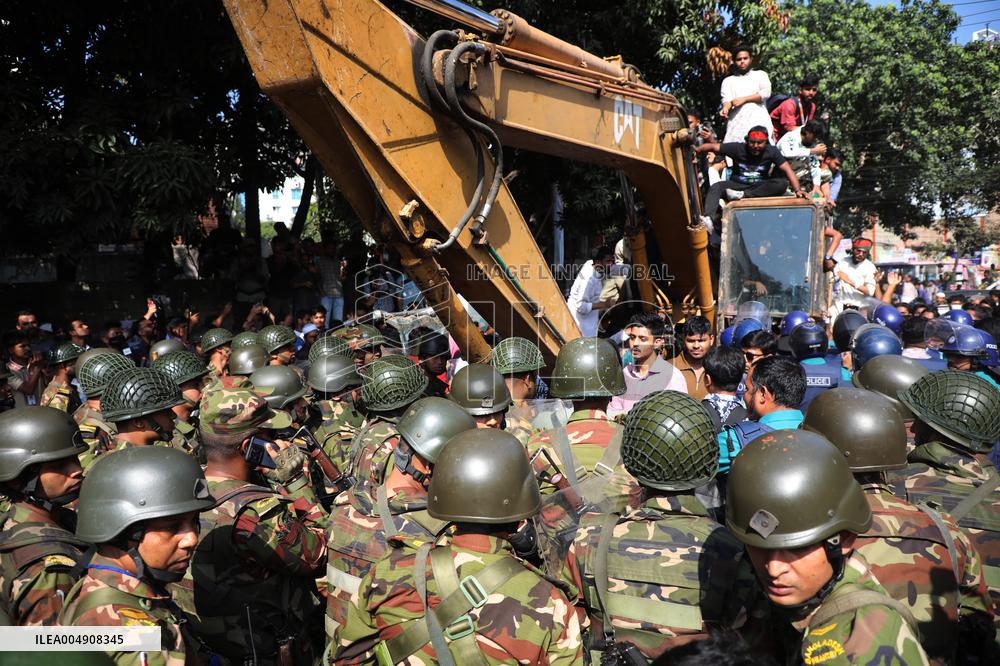 Clashes Outside the International Criminal Court - Dhaka