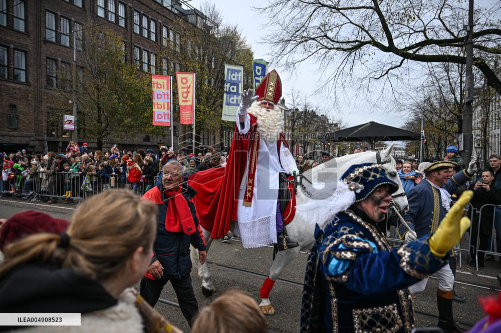 Massive Crowds Celebrate Sinterklaas Arrival - Amsterdam
