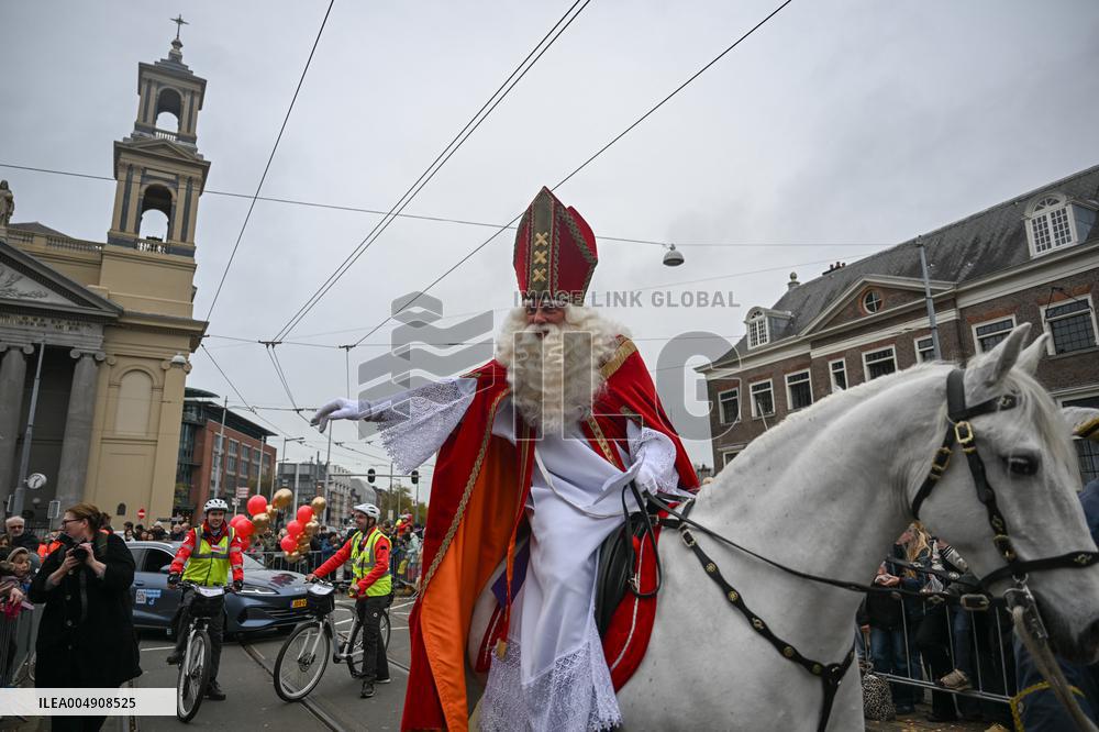 Massive Crowds Celebrate Sinterklaas Arrival - Amsterdam
