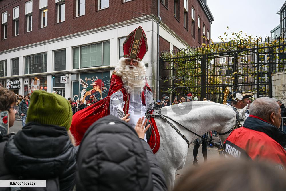 Massive Crowds Celebrate Sinterklaas Arrival - Amsterdam