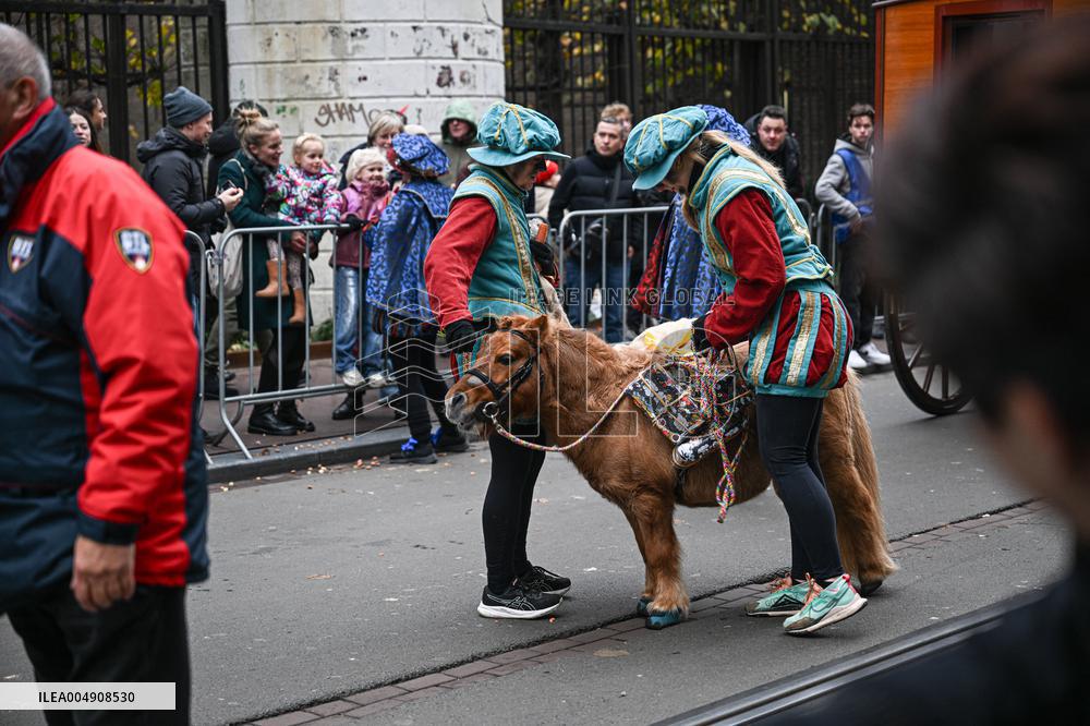 Massive Crowds Celebrate Sinterklaas Arrival - Amsterdam