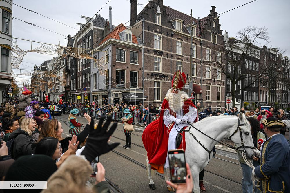 Massive Crowds Celebrate Sinterklaas Arrival - Amsterdam