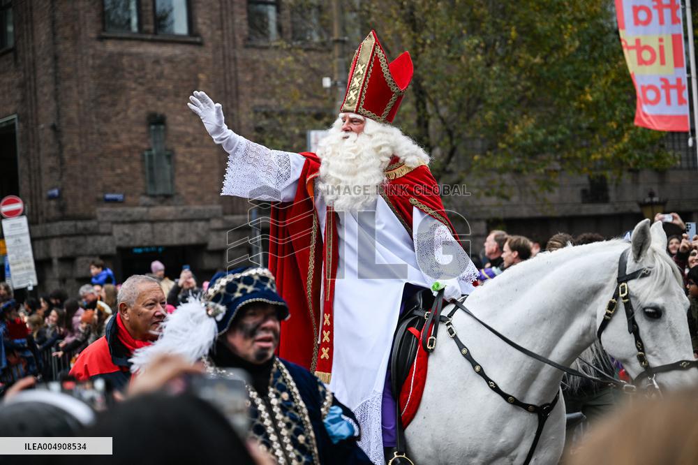 Massive Crowds Celebrate Sinterklaas Arrival - Amsterdam
